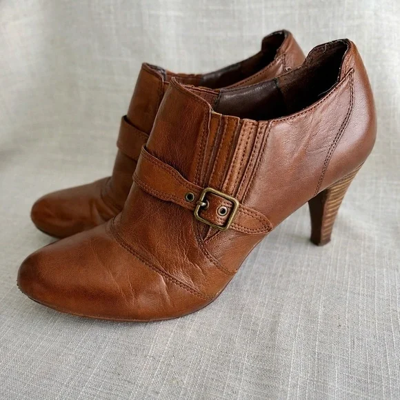 SZ 9M
Audrey Brooke Adele Cognac Leather Ankle Booties Buckle Heel - Picture 2 of 7